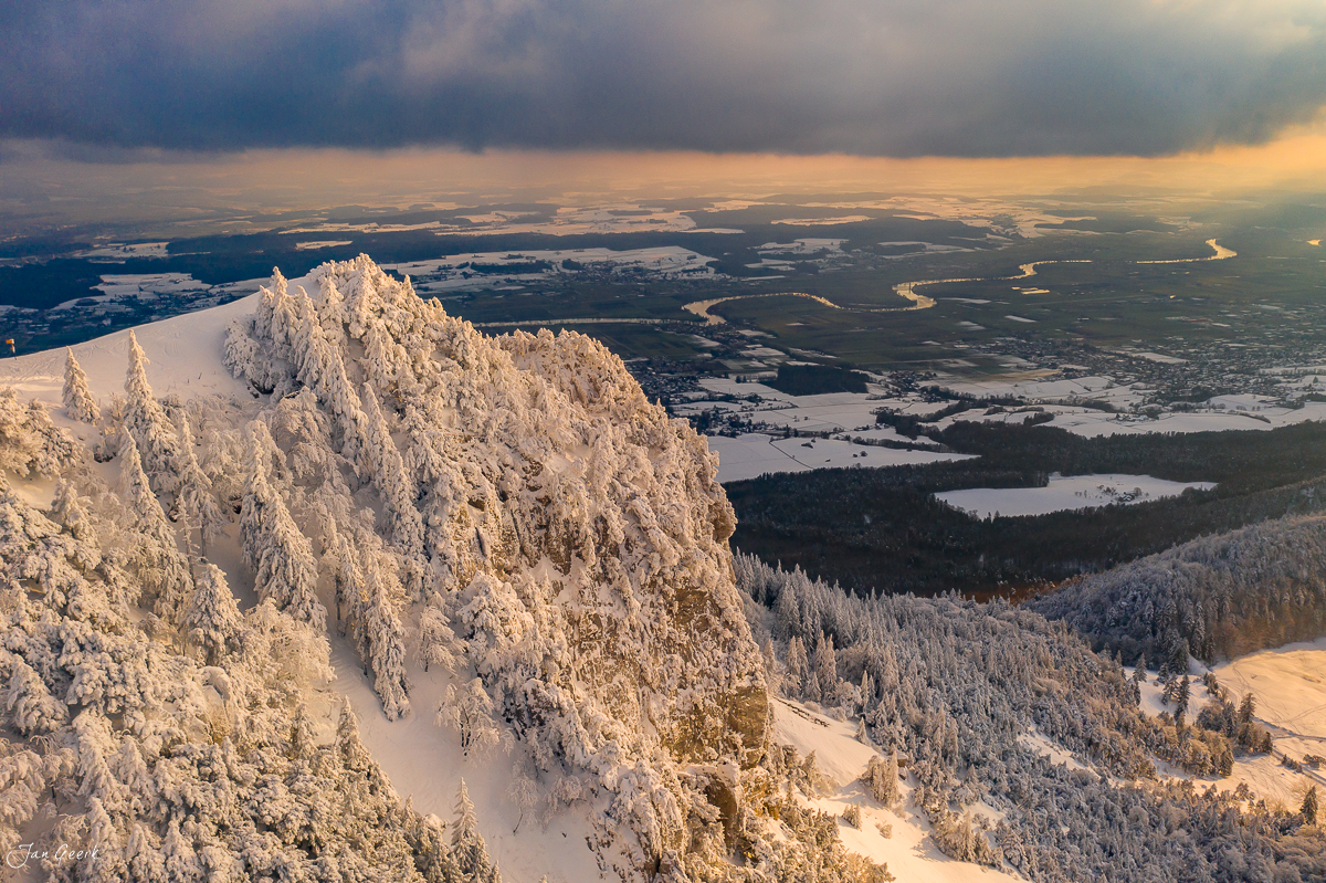 Schneebedeckte Hasenmatt mit Jura-Landschaft, Winterlicht und gefrorenen Seen, Solothurn Schweiz – Jan Geerk Fotograf Basel