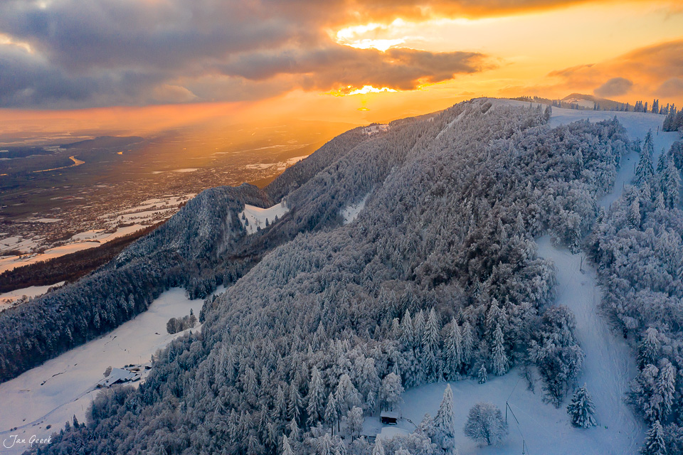 Verschneite Berglandschaft Hasenmatt mit Waldlichtungen bei Sonnenaufgang, winterliche Luftaufnahme Solothurn Schweiz – Jan Geerk Fotograf Basel