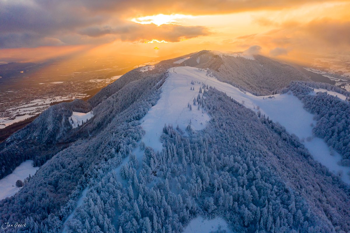 Schneebedeckte Hasenmatt mit verschneiten Fichten im Morgenlicht, Jura Solothurn Schweiz – Jan Geerk Fotograf Basel