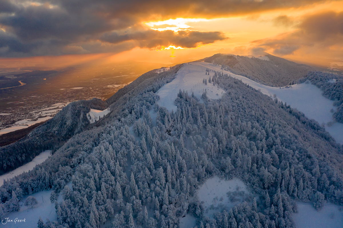 Schneebedeckte Hasenmatt Berge mit Reif und Föhrenwäldern bei goldenem Sonnenaufgang in der Schweiz – Jan Geerk Fotograf Basel