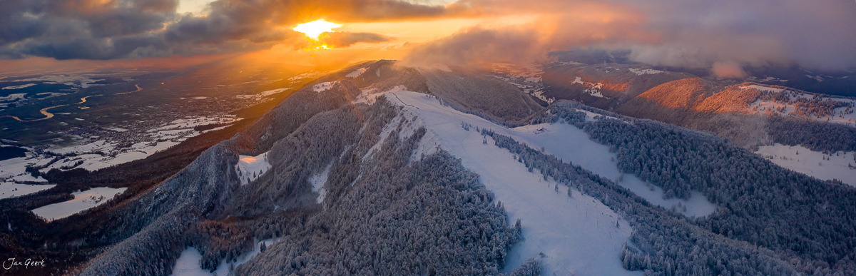Luftaufnahme Hasenmatt verschneite Berge Jura Wintermorgen Solothurn Schweiz Jan Geerk Fotograf Basel