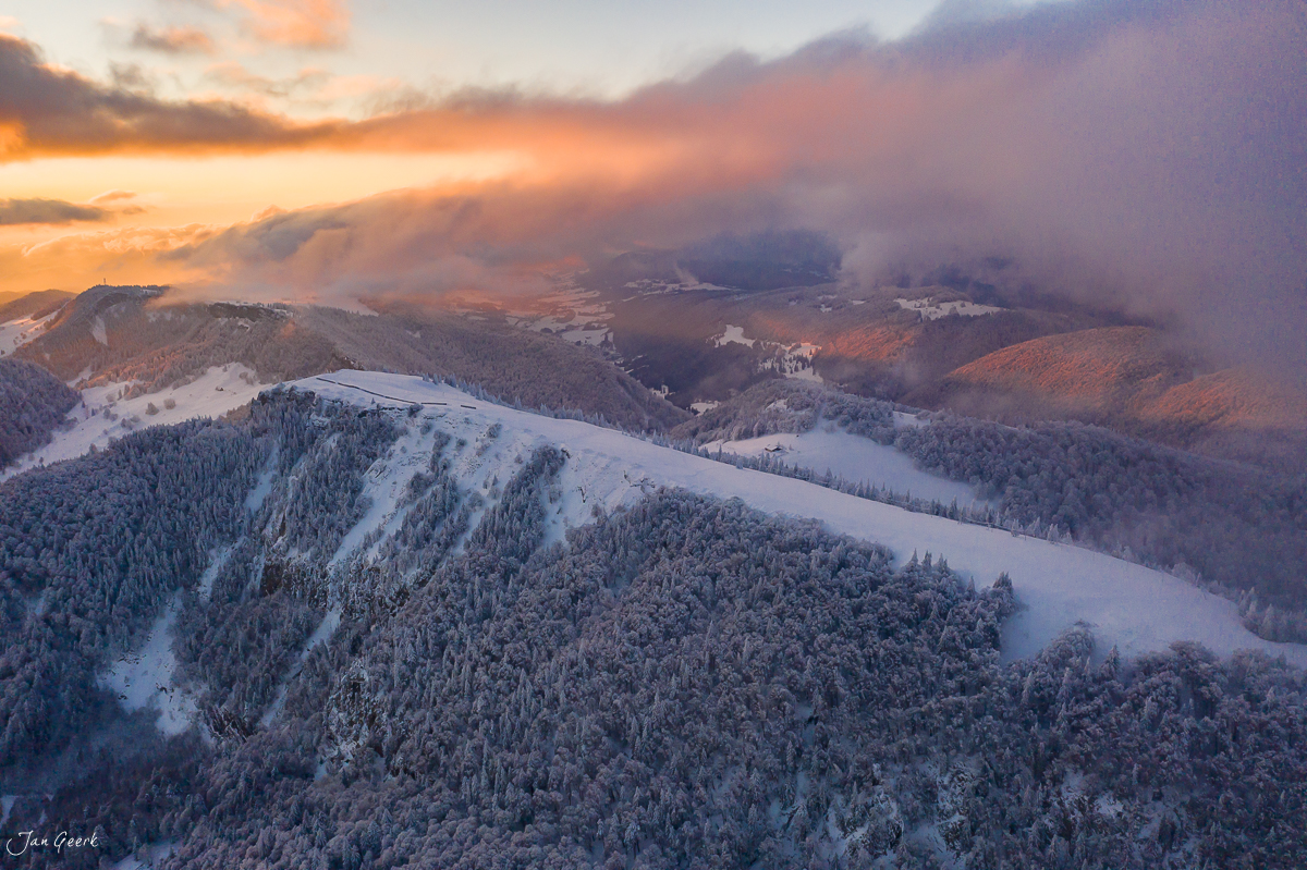 Schneebedeckte Hasenmatt mit verschneiten Wäldern im Wintersonnenlicht, Jura Nordwestschweiz – Jan Geerk Fotograf Basel