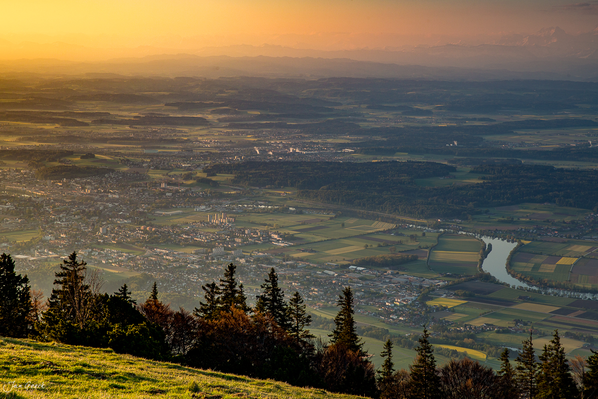 Panoramablick von Hasenmatt über Aare-Schlaufe und Mittelland im Frühling, Solothurn Schweiz – Jan Geerk Fotograf Basel