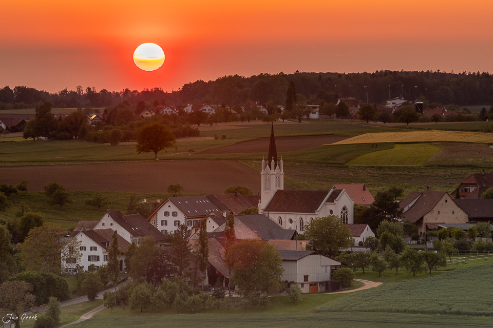 Dorf Kilchberg mit Kirche bei Sonnenuntergang, Baselland, Schweiz – Jan Geerk Fotograf Basel