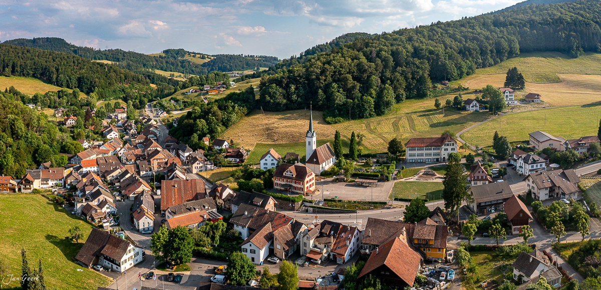 Luftaufnahme Langenbruck Dorf mit Kirche Sommer grüne Landschaft Baselland Schweiz Jan Geerk Fotograf Basel