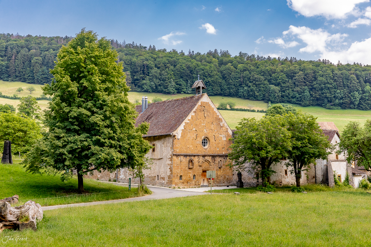 Historische Kapelle Langenbruck umgeben von grünen Wiesen und Wäldern im Sommer, Baselland Schweiz – Jan Geerk Fotograf Basel