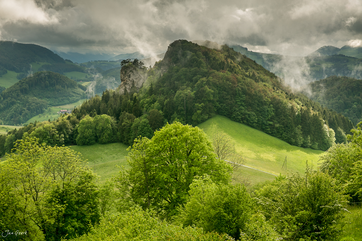 Dramatische Berglandschaft mit Felskuppe Bölchen im Frühling, Baselbiet Schweiz – Jan Geerk Fotograf Basel
