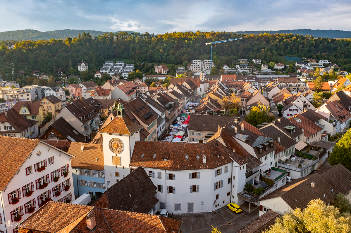 Luftaufnahme Laufen mit Kirche, herbstliche Stadtansicht Baselland Schweiz Jan Geerk Fotograf Basel
