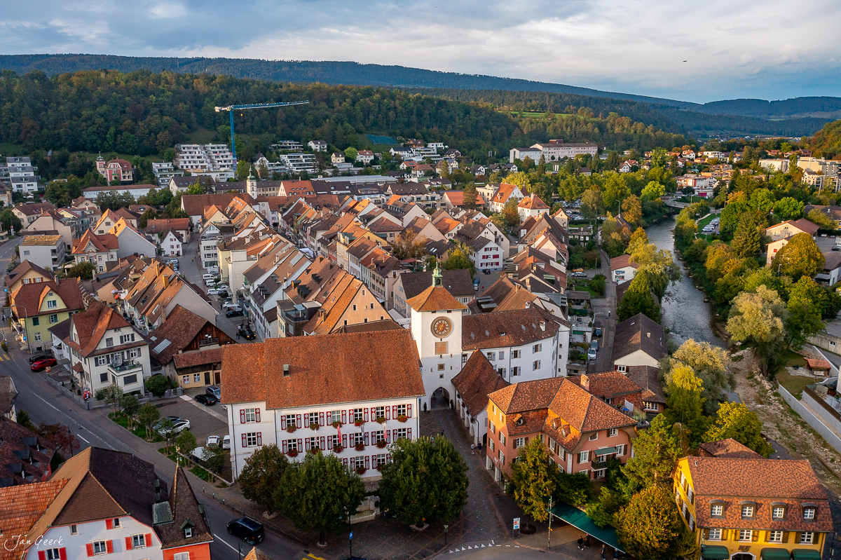 Luftaufnahme Laufen Altstadt mit Kirche, Dächern und Fluss im Herbstlicht, Baselland Schweiz – Jan Geerk Fotograf Basel