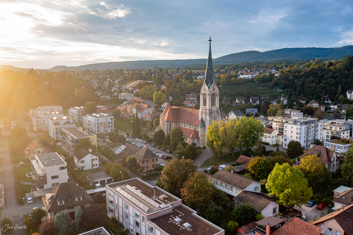 Luftaufnahme Laufen mit Kirche und herbstlicher Landschaft, Baselland Schweiz – Jan Geerk Fotograf Basel