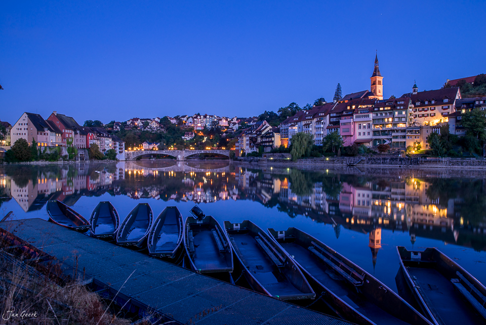 Rheinufer mit Booten und beleuchteter Altstadt Laufenburg in der Dämmerung, Aargau Schweiz – Jan Geerk Fotograf Basel