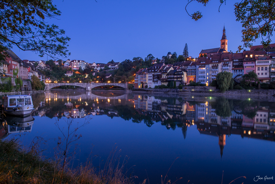 Altstadt Laufenburg mit Rhein-Spiegelung bei Dämmerung, Aargau Schweiz – Jan Geerk Fotograf Basel