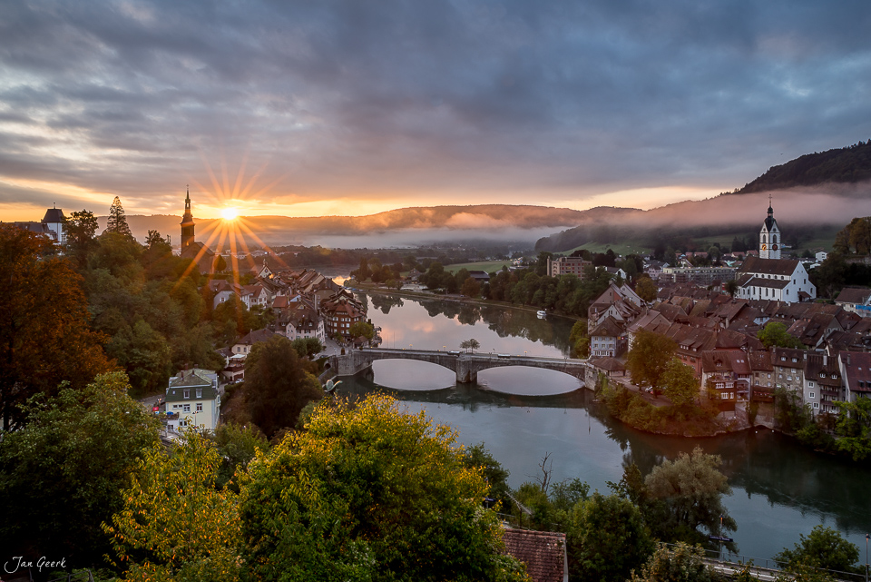 Altstadt Laufenburg mit Rheinbrücke bei Sonnenaufgang im Herbst, Aargau Schweiz – Jan Geerk Fotograf Basel
