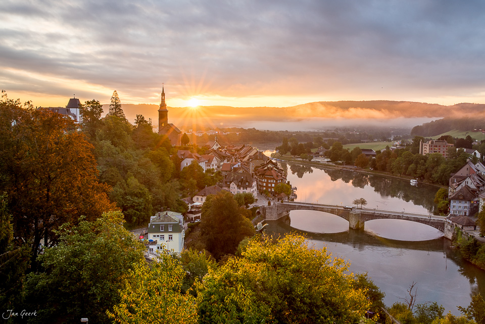 Laufenburg Altstadt mit Rhein und Brücken im Herbst, Nordwestschweiz – Jan Geerk Fotograf Basel