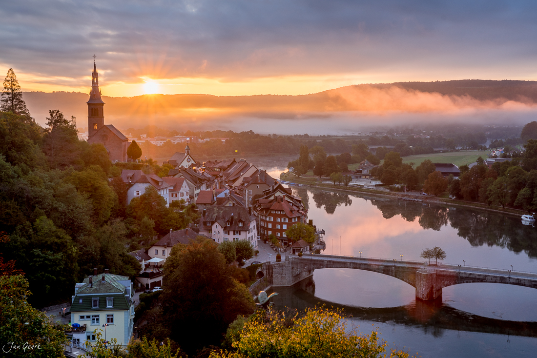 Herbstliche Altstadt Laufenburg mit Kirche, Rhein und Brücke im Morgennebel – Schweiz – Jan Geerk Fotograf Basel