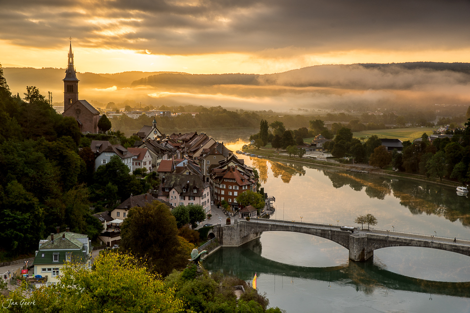 Laufenburg Altstadt mit Kirchturm und Rheinbrücke im Herbstnebel, Nordwestschweiz – Jan Geerk Fotograf Basel