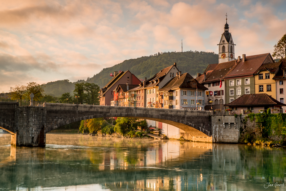 Altstadt Laufenburg mit Brücke über den Rhein, goldenes Herbstlicht, Nordwestschweiz – Jan Geerk Fotograf Basel