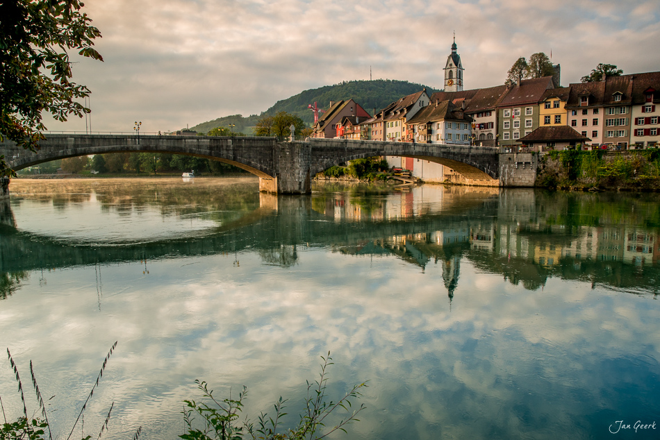 Altstadt Laufenburg mit Rheinbrücke und Spiegelung im Wasser, Herbststimmung in der Nordwestschweiz – Jan Geerk Fotograf Basel