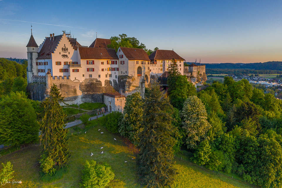 Schloss Lenzburg Luftaufnahme Frühling Aargau Schweiz Jan Geerk Fotograf Basel