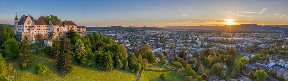 Schloss Lenzburg Drohnenaufnahme Frühling Aargau Mittelland Schweiz Jan Geerk Fotograf Basel