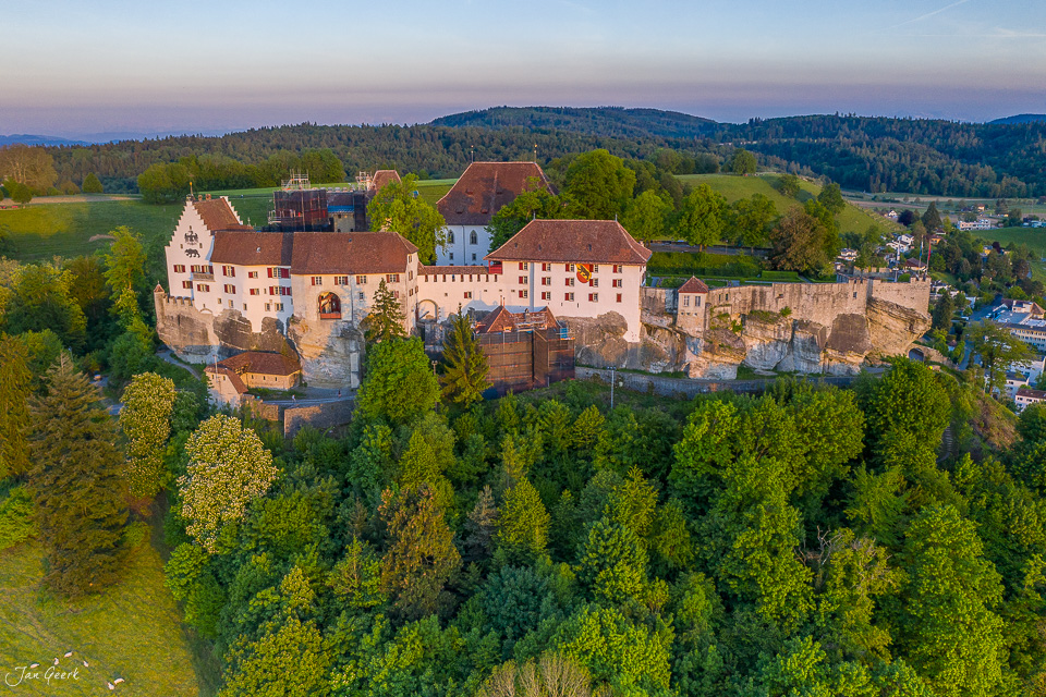 Schloss Lenzburg Luftaufnahme Frühling Aargau Mittelland Schweiz Jan Geerk Fotograf Basel