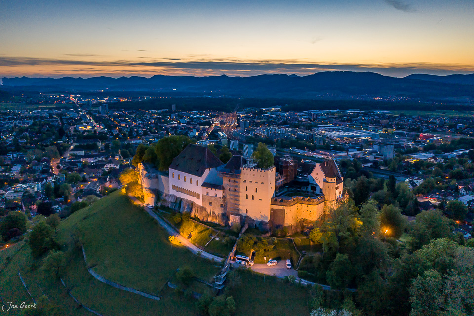 Schloss Lenzburg bei Dämmerung Luftaufnahme Frühling Aargau Schweiz Jan Geerk Fotograf Basel