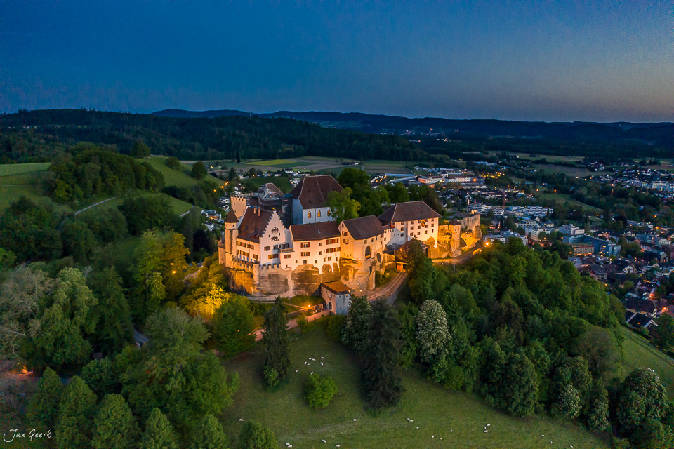 Schloss Lenzburg mit Burganlage im Frühlingslicht, Drohnenaufnahme des Mittellandes in der Schweiz – Jan Geerk Fotograf Basel