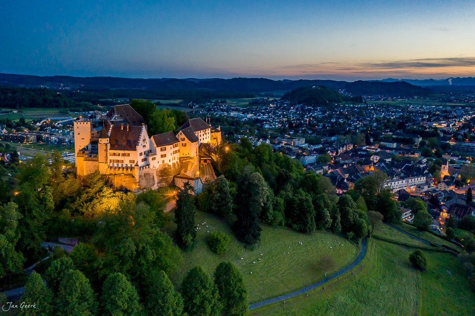 Schloss Lenzburg Luftaufnahme bei Sonnenuntergang Frühling Aargau Schweiz Jan Geerk Fotograf Basel