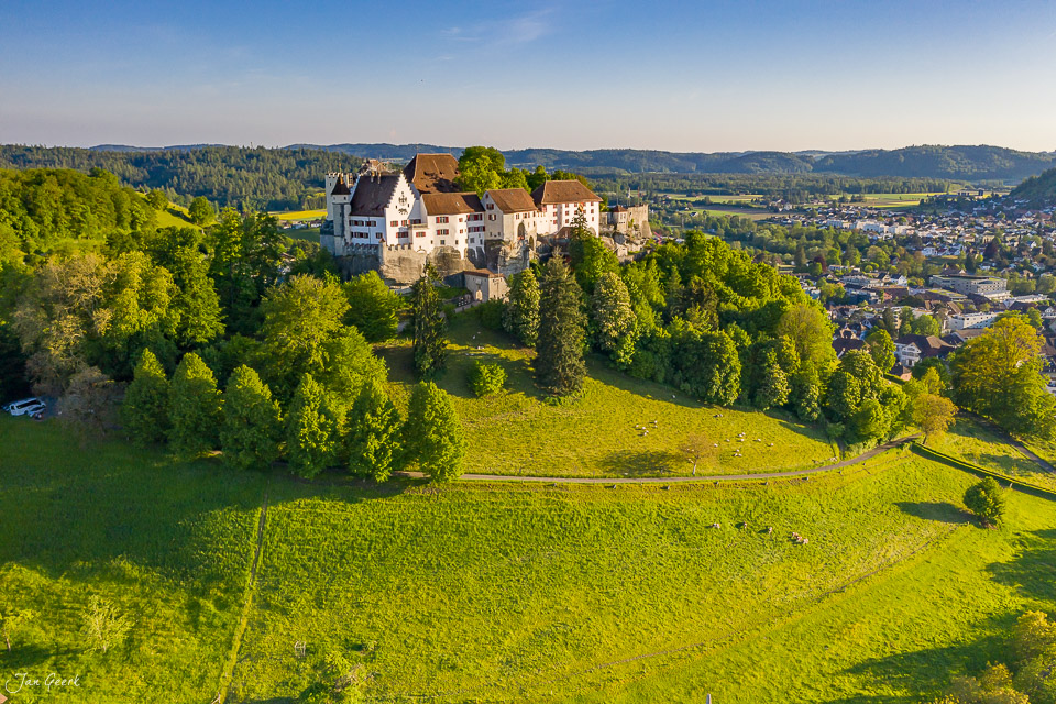 Schloss Lenzburg Luftaufnahme Frühling Aargau Schweiz Jan Geerk Fotograf Basel
