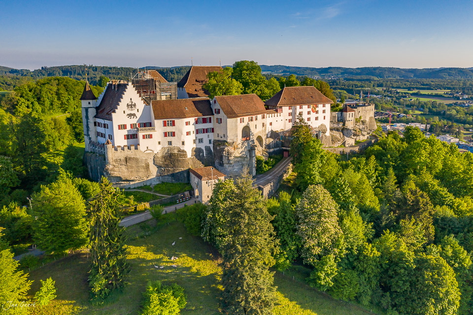Schloss Lenzburg Luftaufnahme Drohne Frühling Aargau Schweiz Jan Geerk Fotograf Basel
