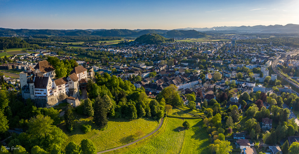Schloss Lenzburg Luftaufnahme Frühling Aargau Mittelland Schweiz Jan Geerk Fotograf Basel