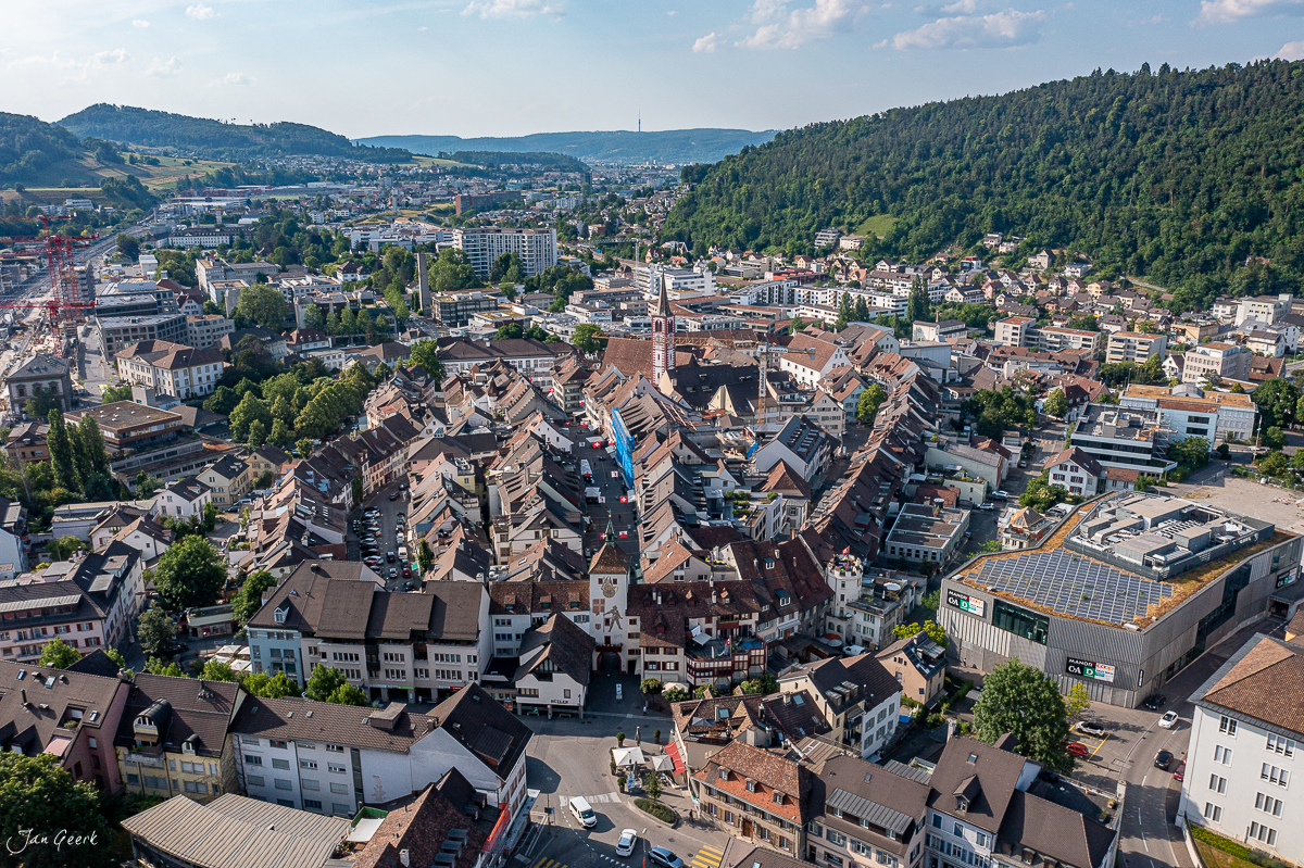 Luftaufnahme der Altstadt Liestal mit Kirche und Häuserdächern im Sommerlicht, Baselland Schweiz – Jan Geerk Fotograf Basel
