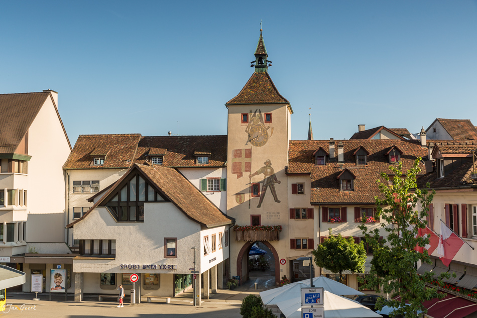 Altstadt Liestal mit Torrturm und historischen Fachwerkhäusern bei Sonnenschein, Baselland Schweiz – Jan Geerk Fotograf Basel