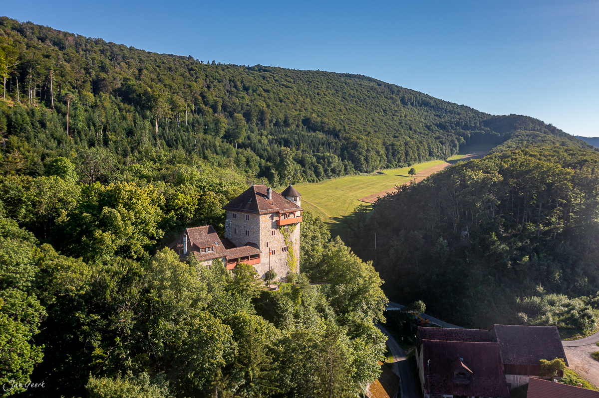 Luftaufnahme Landskron Ruine mit Waldlandschaft grüne Sommerwiesen Solothurn Schweiz Jan Geerk Fotograf Basel