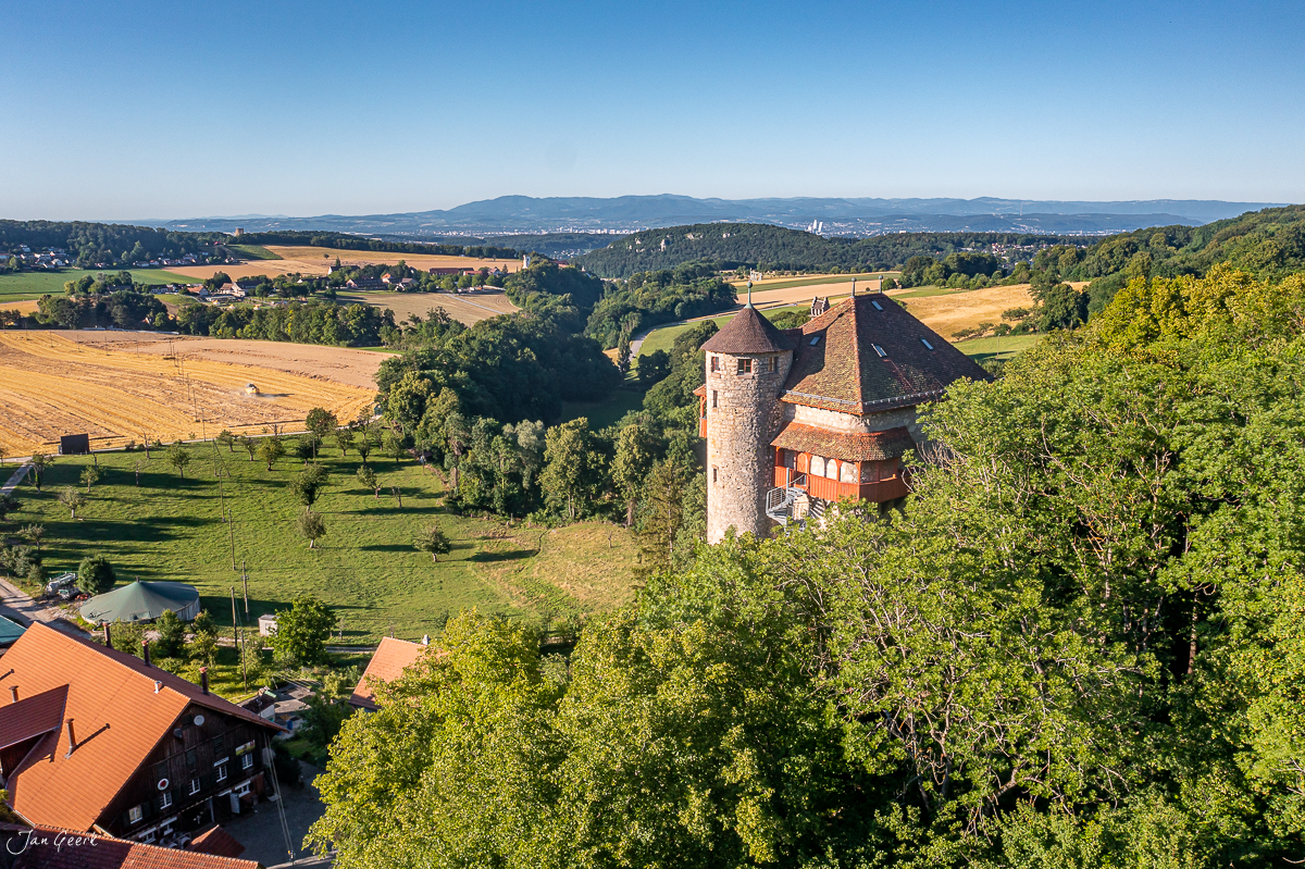 Luftaufnahme Klosteranlage Mariastein mit Turm, grüne Landschaft, Sommer, Nordwestschweiz – Jan Geerk Fotograf Basel