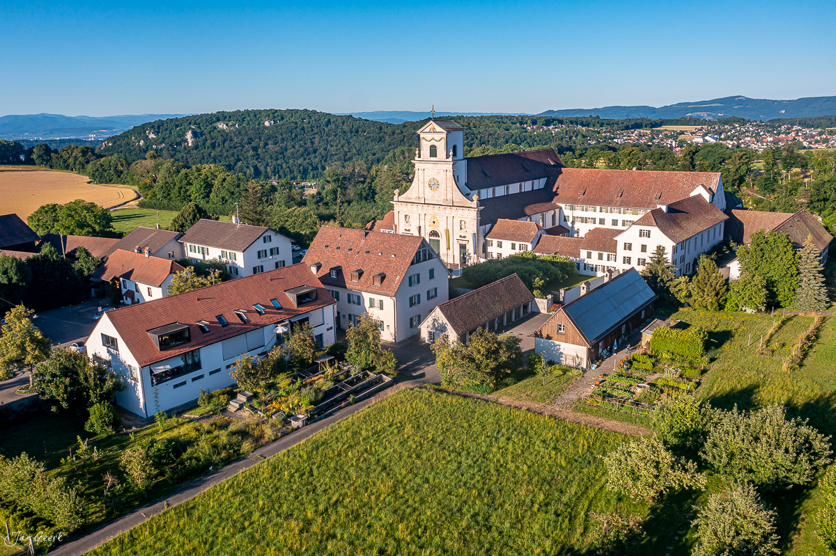 Luftaufnahme Kloster Mariastein mit Kirche und Dorfhäusern, grüne Landschaft, Solothurn Schweiz – Jan Geerk Fotograf Basel