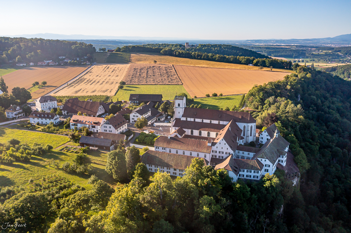 Luftaufnahme Kloster Mariastein mit Feldern Sommerlich grüne Landschaft Solothurn Schweiz Jan Geerk Fotograf Basel