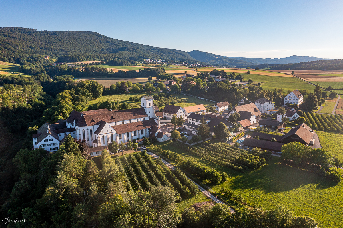 Luftaufnahme des Klosters Mariastein mit Weinbergen, Kirche und Dorf in Sommerlicht, Solothurn, Schweiz – Jan Geerk Fotograf Basel