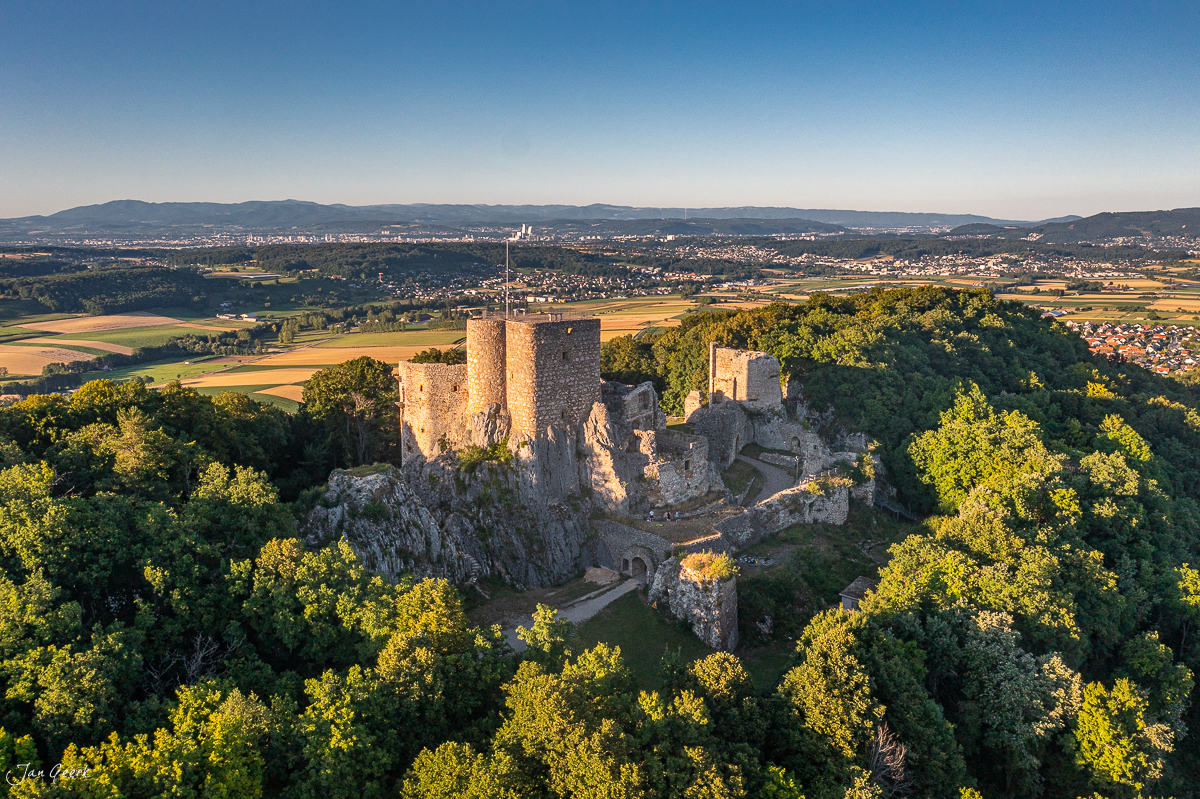 Burgruine Landskron Luftaufnahme sommerliche Landschaft Solothurn Schweiz Jan Geerk Fotograf Basel