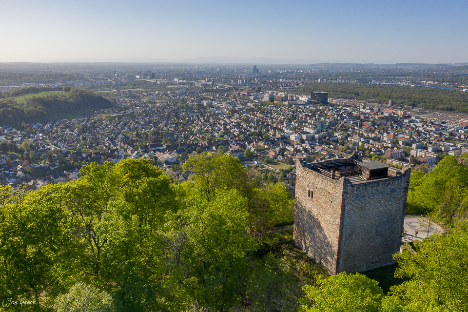 Burgruine Wartenberg über Muttenz im Frühling mit Blick über die Stadt, Luftaufnahme, Schweiz – Jan Geerk Fotograf Basel
