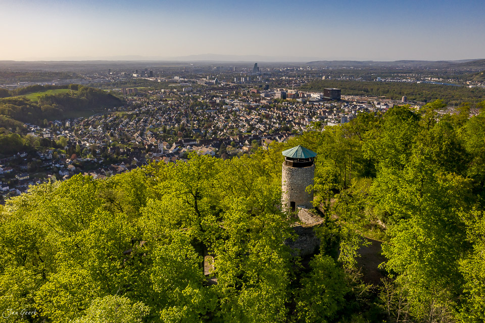 Luftaufnahme Wartenberg Turm mit Rebberg grüne Frühjahrslandschaft Muttenz Schweiz Jan Geerk Fotograf Basel