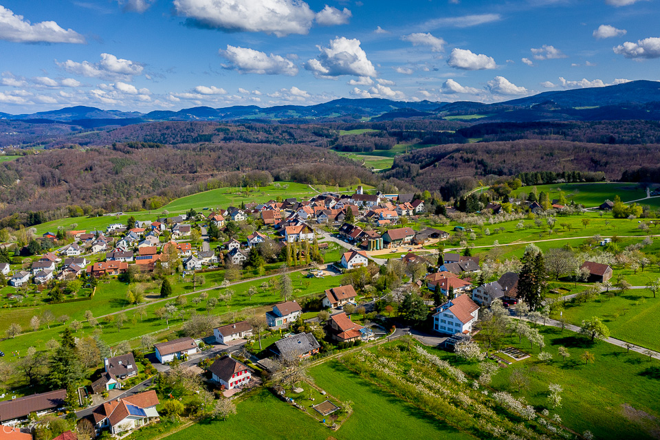 Luftaufnahme Nuglar-St. Pantaleon Frühjahr Grünlandschaft Aargau Schweiz Jan Geerk Fotograf Basel
