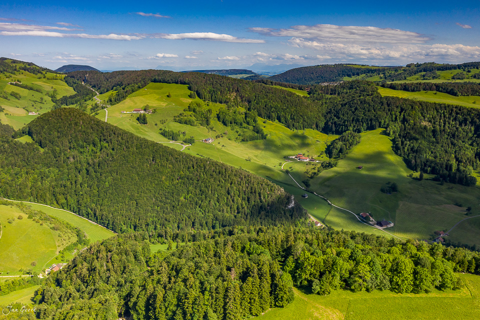 Luftaufnahme grüne Hügellandschaft Nunningen Sommer Baselland Schweiz Jan Geerk Fotograf Basel