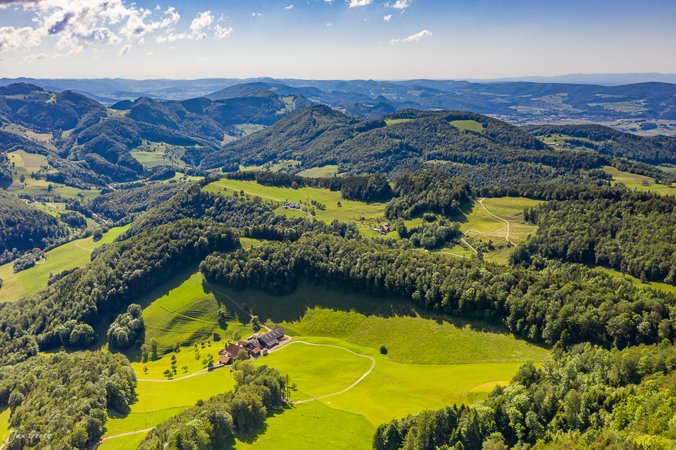 Luftaufnahme Nunningen Bergsee Sommerliche Alpenlandschaft Baselland Schweiz Jan Geerk Fotograf Basel