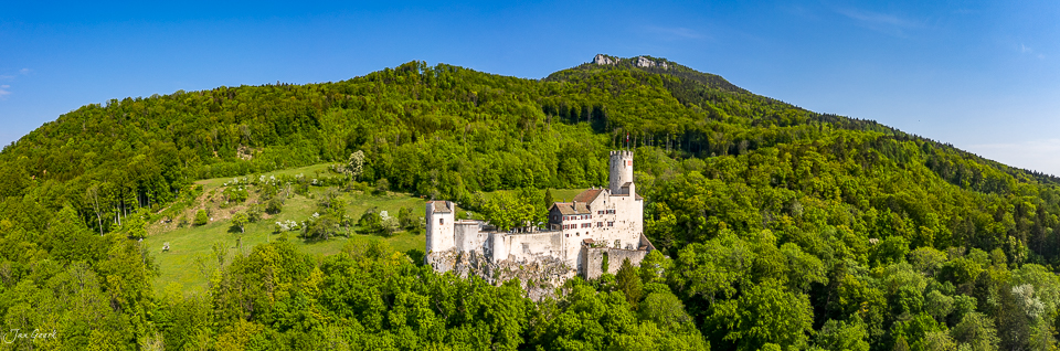 Burganlage Neu-Bechburg auf grünem Hügel, Frühlingslicht, Nordwestschweiz Solothurn – Jan Geerk Fotograf Basel