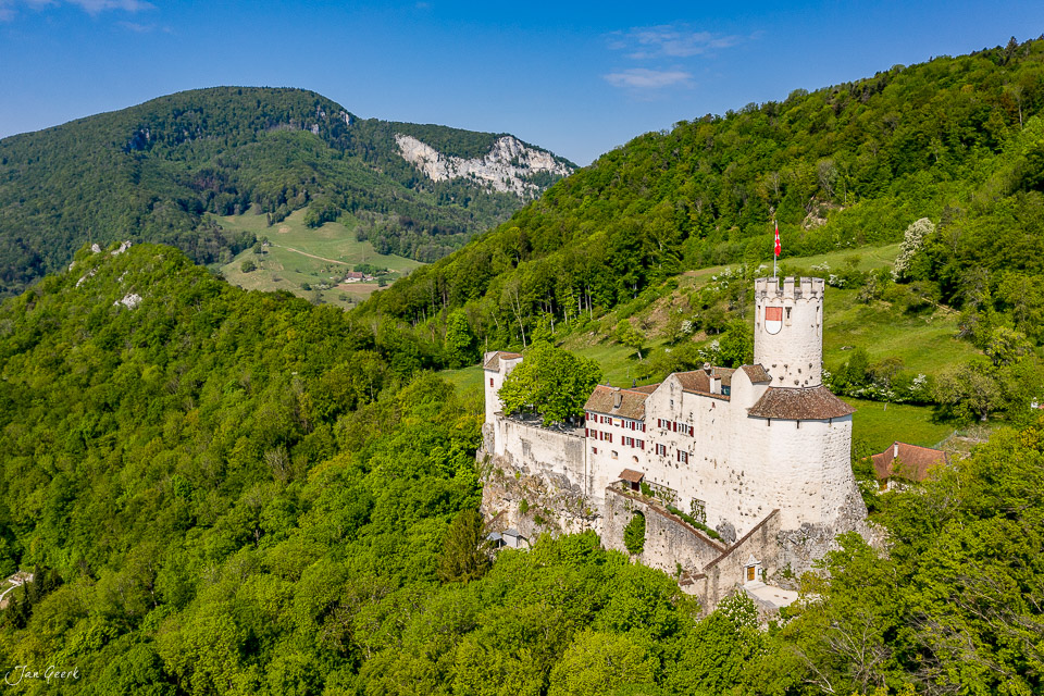 Burg Neu-Bechburg Luftaufnahme grüne Hügellandschaft Frühling Nordwestschweiz Schweiz Jan Geerk Fotograf Basel