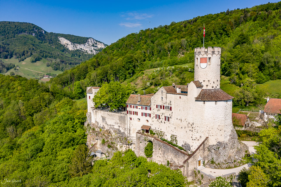 Burg Neu-Bechburg Oensingen im Frühling, Luftaufnahme der mittelalterlichen Burganlage in grüner Landschaft, Schweiz – Jan Geerk Fotograf Basel