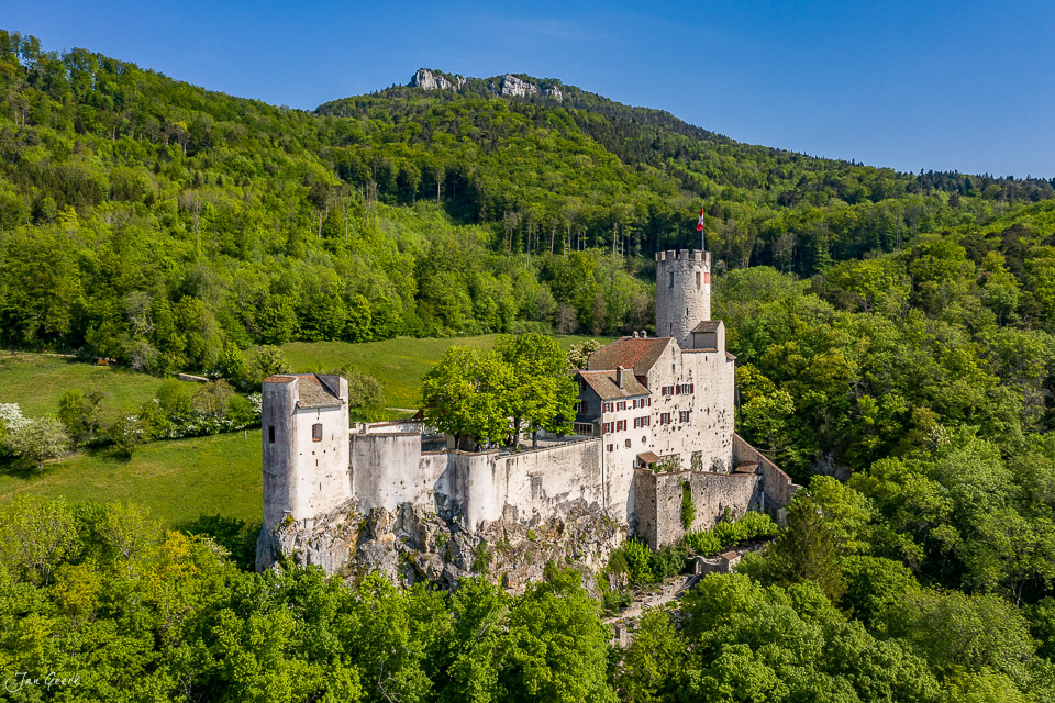 Burg Neu-Bechburg in Oensingen umgeben von grünem Wald, Luftaufnahme im Frühling, Schweiz – Jan Geerk Fotograf Basel