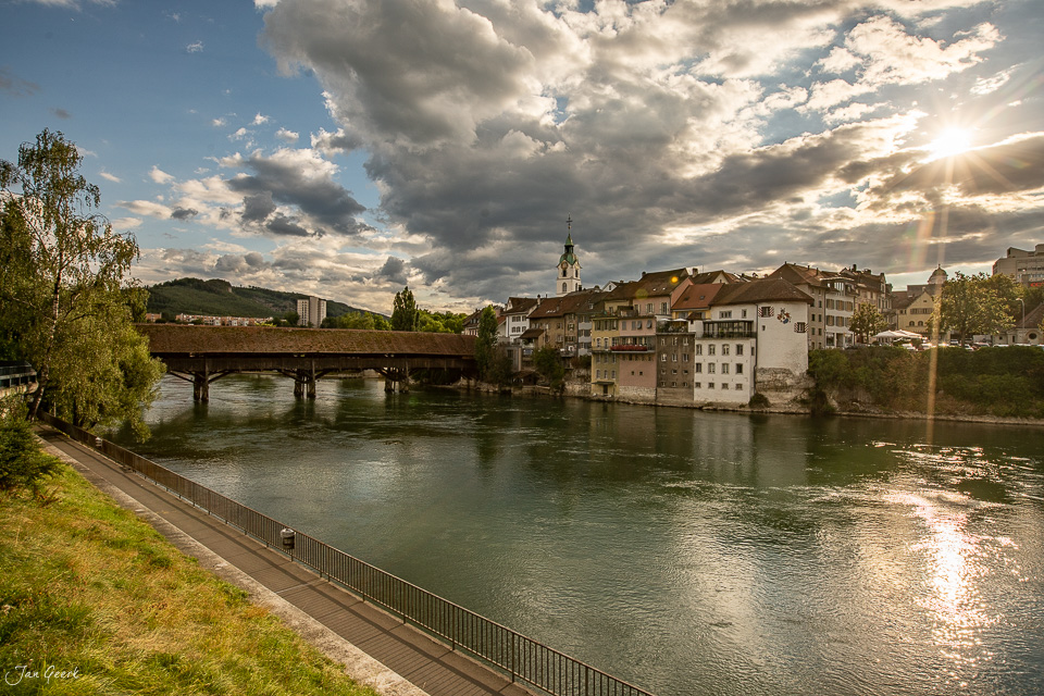 Holzbrücke über die Aare in Olten mit historischen Häusern am Fluss, sommerliche Lichtstimmung in der Nordwestschweiz – Jan Geerk Fotograf Basel