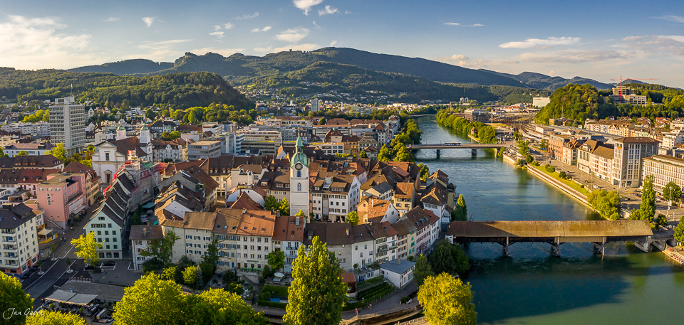 Luftaufnahme der Altstadt Olten an der Aare mit grünen Ufern, sonnige Sommerstimmung, Nordwestschweiz – Jan Geerk Fotograf Basel